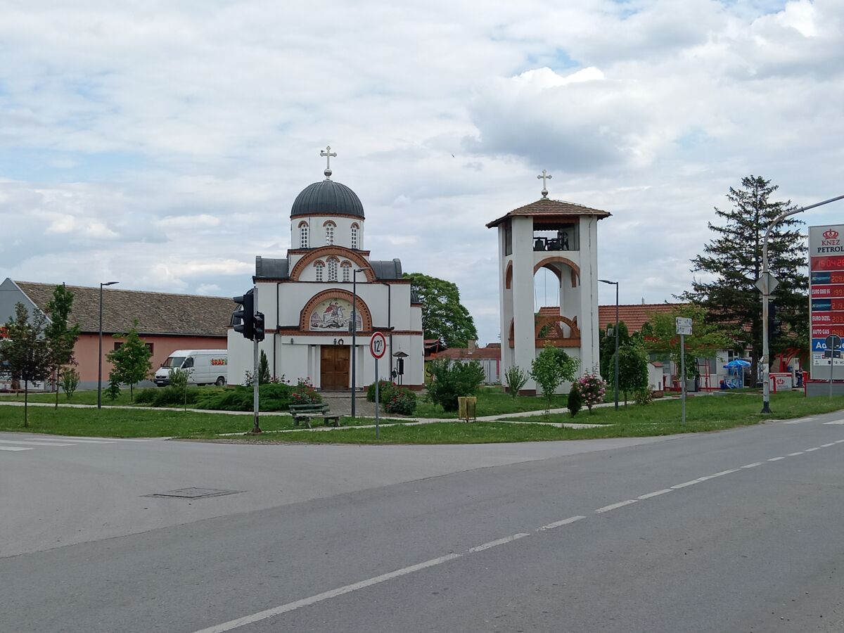 Церковь Георгия Победоносца, Сонта (АК Воеводина, Западно-Бачский округ, Сербия). общий вид в ландшафте, Вид с перекрёстка улиц Вука Караџића и Јована Јовановића Змаја.
