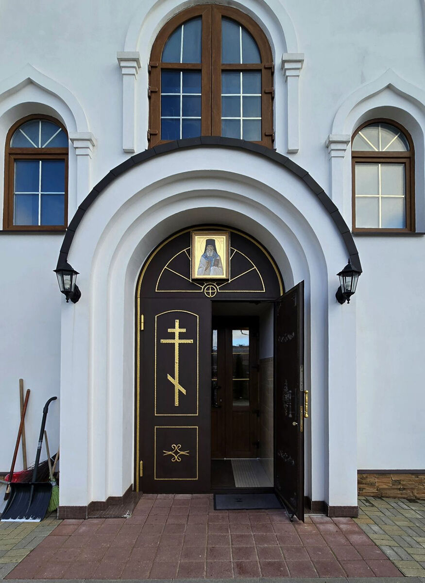 Церковь Луки (Войно-Ясенецкого), Минск (Минск, город, Беларусь, Минская область). архитектурные детали, Вход в храм