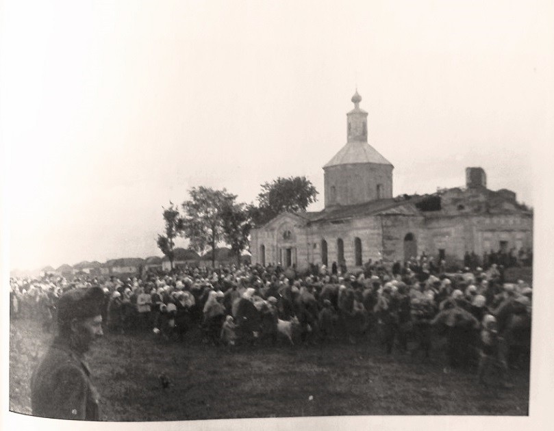 Церковь Димитрия Солунского (старая), Платава (Репьёвский район, Воронежская область). архивная фотография, Фото ок. 1942 г. Из венгерского архива