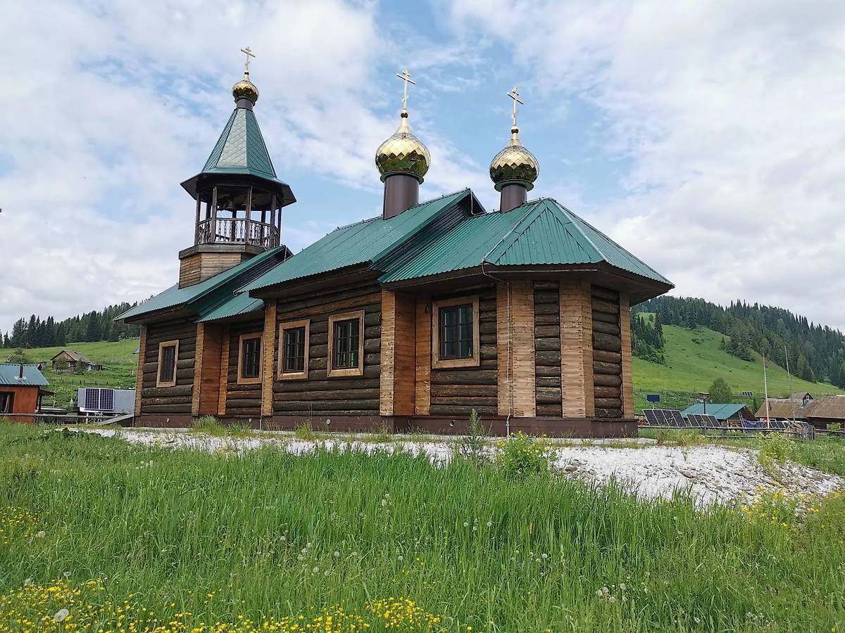 общий вид в ландшафте. Церковь Троицы Живоначальной (новая), Усть-Анзас (Таштагольский район, Кемеровская область)