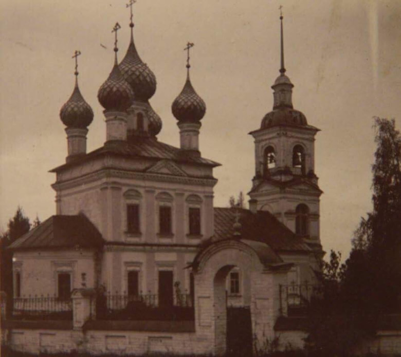 Покровская церковь Погост Покровский на Кубани (фотографию утраченной церкви предоставили потомки священика Иакова Сахарова, служившего до отца Всеволода)  https://vera-popova.ru/o_pokrovskom.php, архивная фотография. Церковь Покрова Пресвятой Богородицы, Покровский погост на Кубани, урочище (Костромской район, Костромская область)