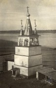 Колокольня Ракульского погоста, Звонница "о 9-ти столбах" построена приблизительно на рубеже XVII-XVIII вв. Столбы "одеты" срубом, а в кон. XIX в. - ещё и тёсом. Фото из собрания Государственного музея архитектуры имени А.В. Щусева<br>, Погост (Ракула), Холмогорский район, Архангельская область