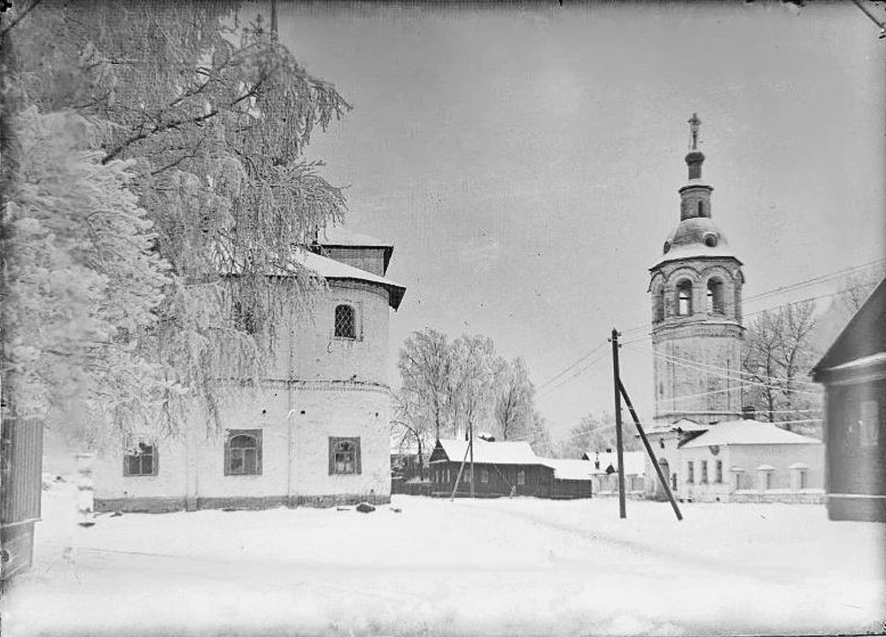 Колокольня Никольской церкви (справа) и Церковь Святых Апостолов Петра и Павла (Сретенская). Фото Орлова С. В. 1920-1940 гг. из коллекции ГНИМА (ГК № 65962673), архивная фотография. Церковь Петра и Павла (Сретения Господня), Устюжна (Устюженский район, Вологодская область)