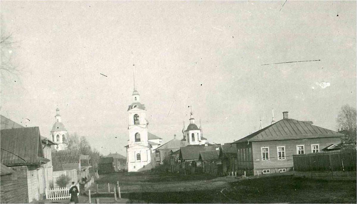 Сретенская церковь в центре. Слева - Преображенская церковь, справа - Крестовоздвиженская церковь. Начало XX века. Источник: ukm35.ru, архивная фотография. Церковь Петра и Павла (Сретения Господня), Устюжна (Устюженский район, Вологодская область)