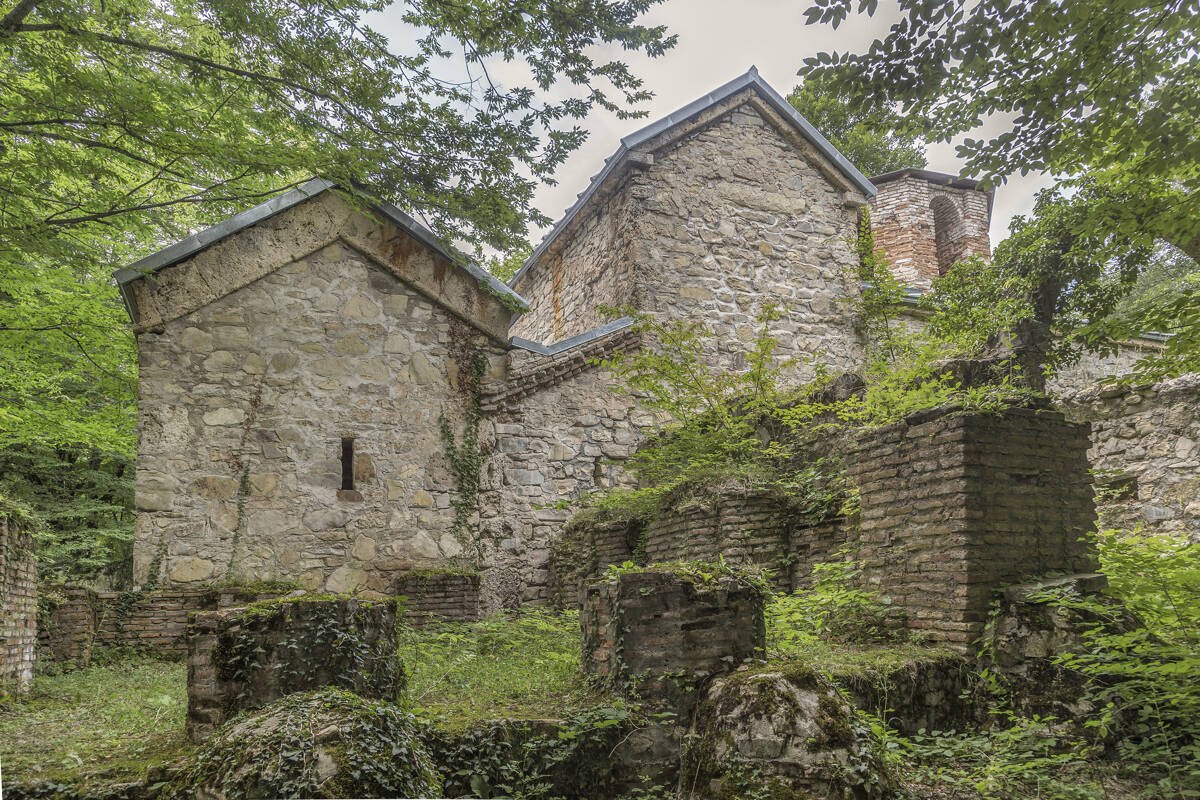 Монастырь Цхракара. Неизвестная церковь (зальная южная), Матани (Кахетия, Грузия). фасады, Церковь слева, справа базилика