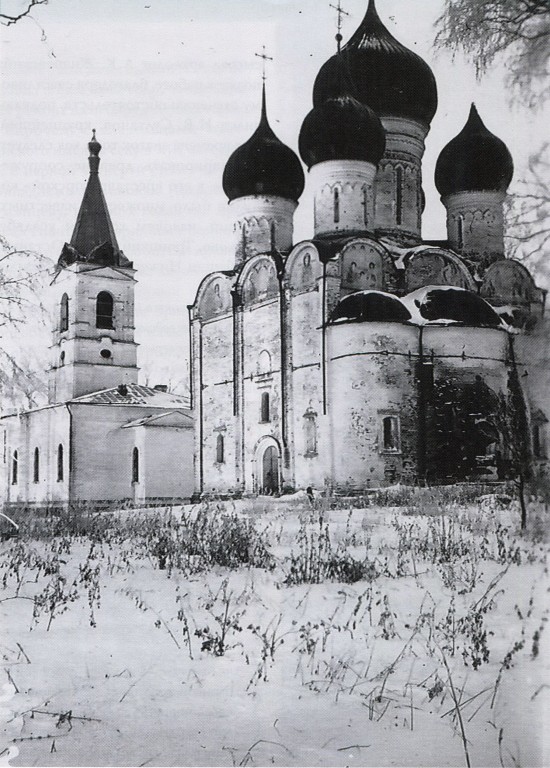 Храмовый комплекс. Церкви Михаила Архангела и Успения Пресвятой Богородицы, Микулино (Лотошинский городской округ, Московская область). архивная фотография, Слева Успенская церковь.  Фотография 1940-х годов. с сайта https://pastvu.com/p/406236