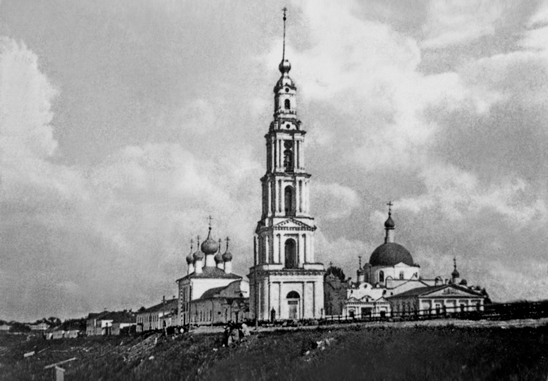 Собор Иоанна Предтечи, Калязин (Калязинский район, Тверская область). архивная фотография, Слева Никольский собор с колокольней. Почтовая открытка. Нач. 20 в.: https://old.bigenc.ru/domestic_history/text/2037666 