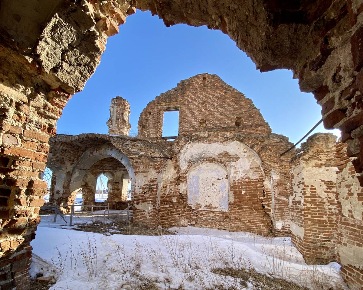 Церковь Спаса Нерукотворного Образа, Ишим (Яйский район, Кемеровская область). интерьер и убранство, Средняя часть храма