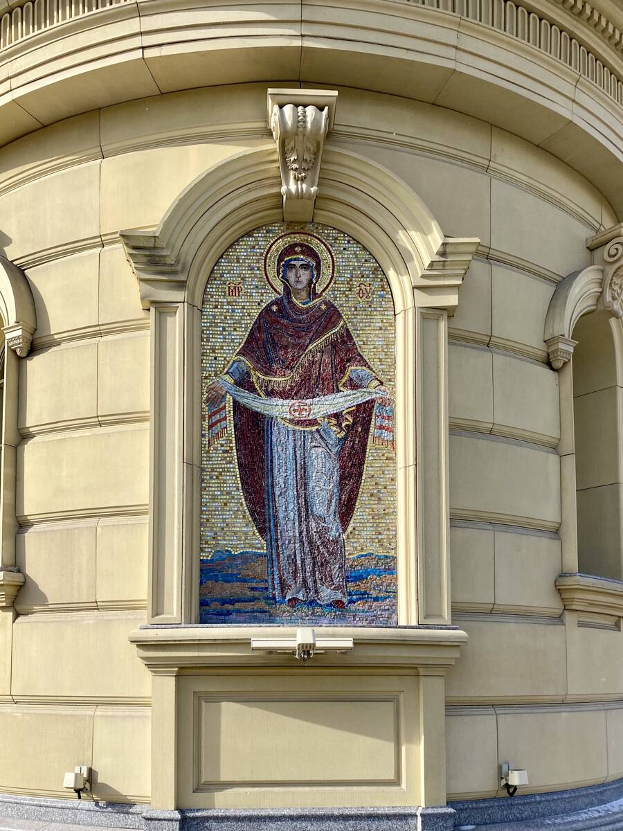 Церковь Покрова Пресвятой Богородицы, Полысаево (Ленинск-Кузнецкий район и г. Ленинск-Кузнецкий, Кемеровская область). дополнительная информация, Мозаичное пано на апсиде
