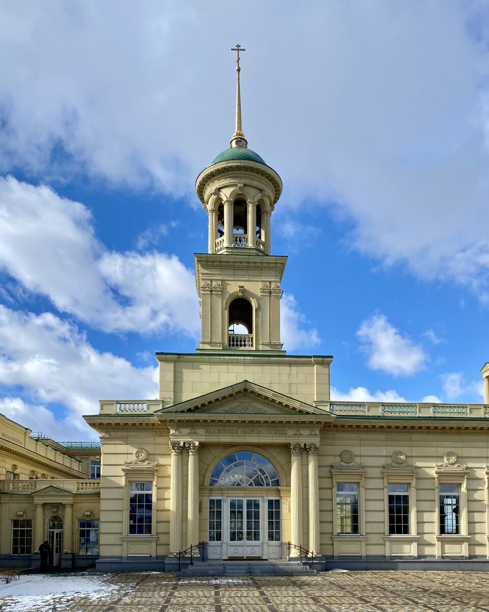 Церковь Покрова Пресвятой Богородицы, Полысаево (Ленинск-Кузнецкий район и г. Ленинск-Кузнецкий, Кемеровская область). архитектурные детали, Колокольня. Вход в храм слева от нее.