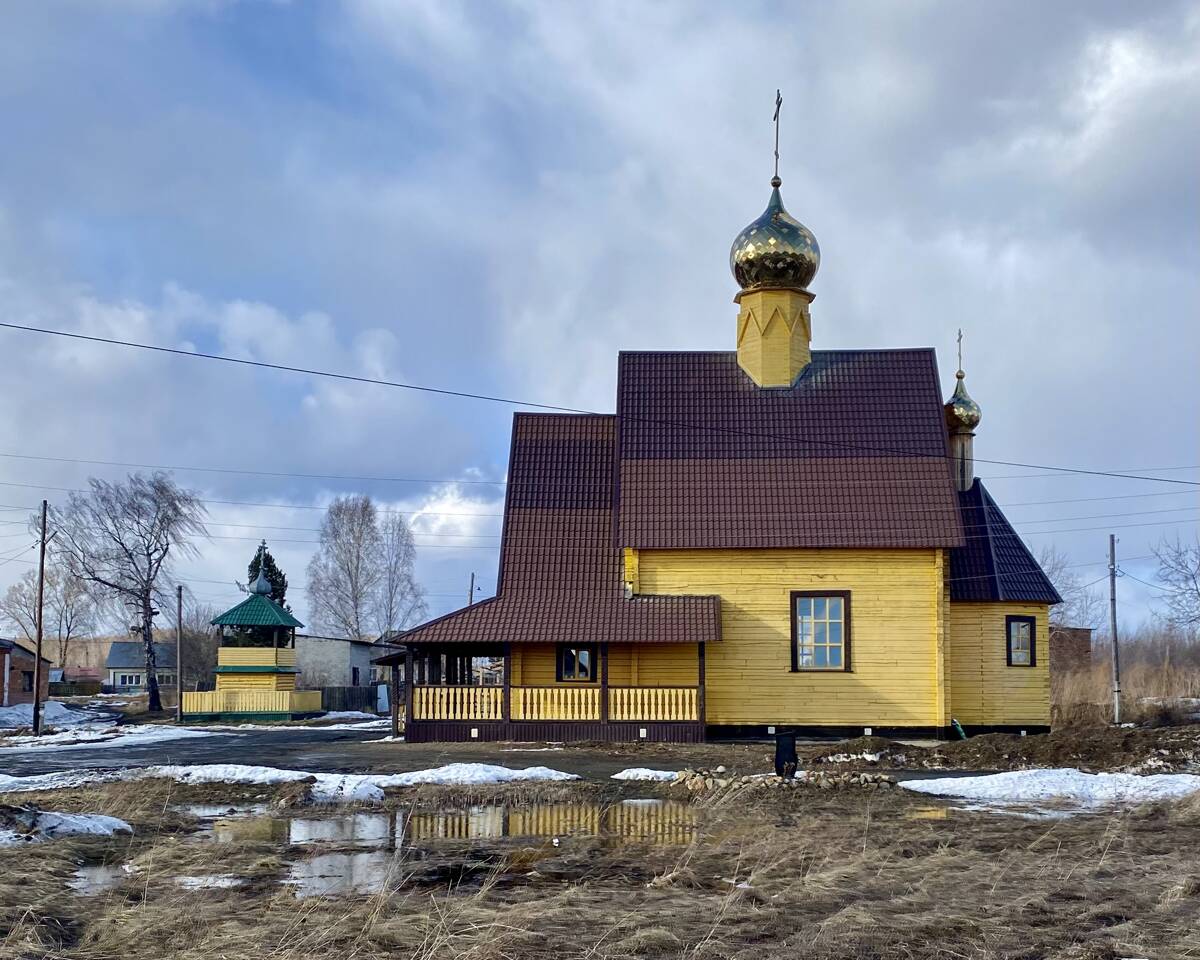 Церковь Петра и Павла, Суслово (Мариинский район, Кемеровская область). фасады, Храм с колокольней, вид с улицы