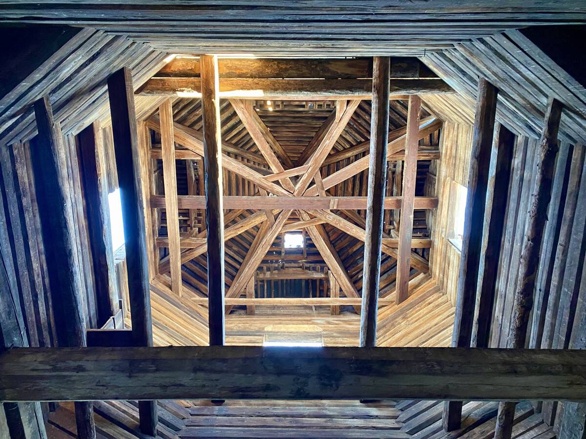 Церковь Михаила Архангела, Островка (Ижморский район, Кемеровская область). интерьер и убранство, Колокольня, вид снизу 