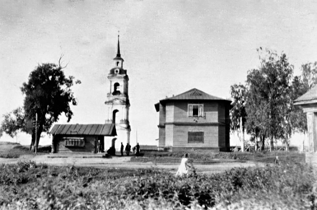 Храмовый комплекс. Церкви Макария Унженского и Желтоводского и Рождества Христова, Сёготь (Пучежский район, Ивановская область). архивная фотография, Колокольня церкви Рождества Христова и основной объем Макарьевской церкви. Фото сер. XX в. Пучежский муниципальный краеведческий музей