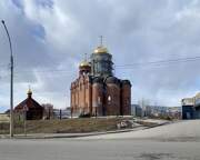 Церковь Варвары великомученицы (каменная), Вид с Молодежного проспекта, деревянная и каменная церкви<br>, Кемерово, Кемерово, город, Кемеровская область
