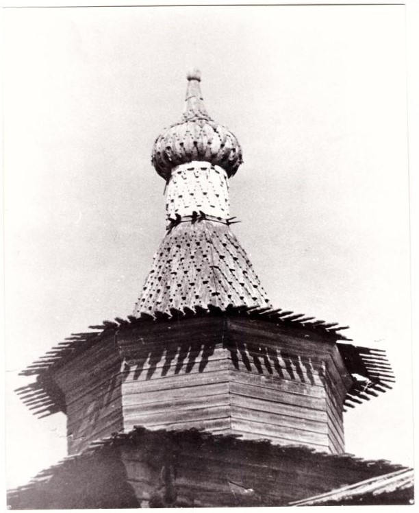 Церковь Двенадцати Апостолов (старая), Пиринемь (Пинежский район, Архангельская область). архивная фотография, Церковь Двенадцати апостолов в д. Пиринемь. Фото Подосиновикова В. И. 1972 г. из фондов  Пинежского краеведческого музея. (ГК № 41623912)