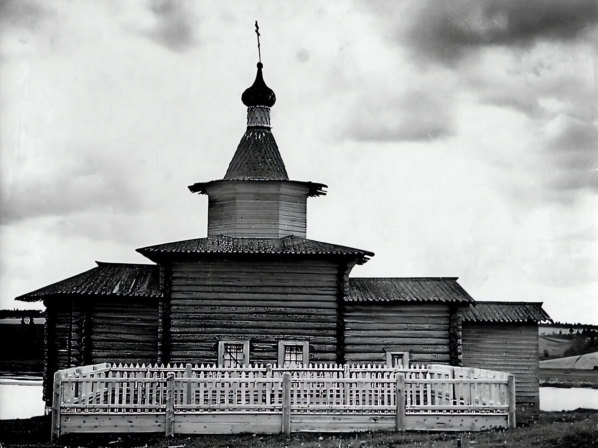 Северный фасад, фото 1940-1950-х гг. На переднем плане ограда могил красных партизан. pravdasevera.ru, архивная фотография. Церковь Двенадцати Апостолов (старая), Пиринемь (Пинежский район, Архангельская область)