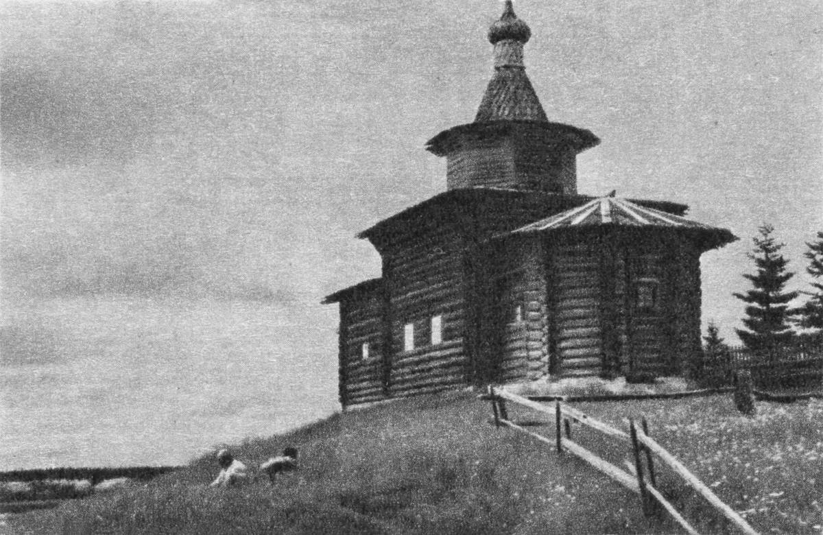 Вид с юго-востока. Фото М. И. Мильчика, 1967 год. Из книги "По берегам Пинеги и Мезени"., архивная фотография. Церковь Двенадцати Апостолов (старая), Пиринемь (Пинежский район, Архангельская область)
