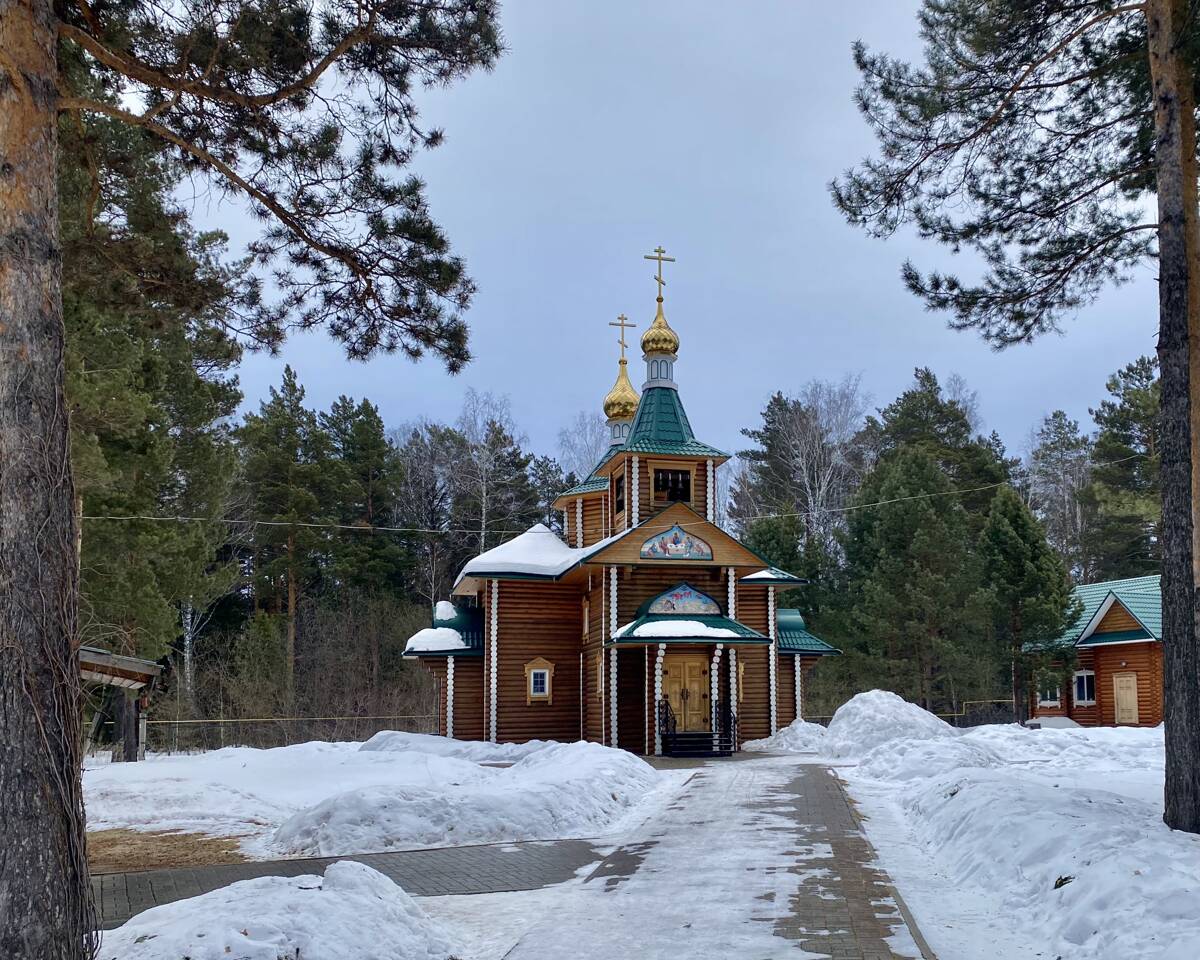 Церковь Илии Пророка, Кандинка (Томский район, Томская область). дополнительная информация, Вид от входа на территорию храма
