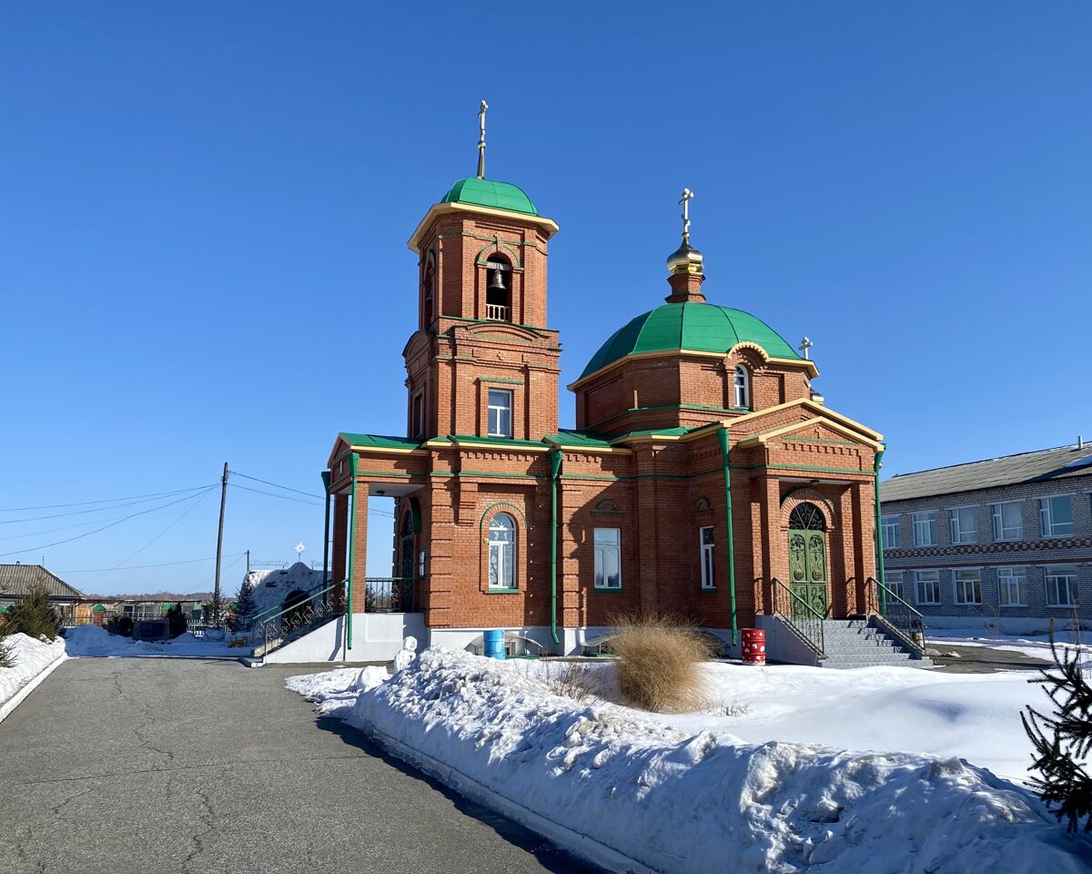 Церковь Георгия Победоносца, Ново-Кусково (Асиновский район, Томская область). фасады, Вид от входа на территорию храма