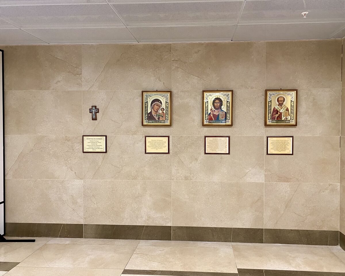 Часовня Николая Чудотворца, Аэропорт (Емельяновский район, Красноярский край). интерьер и убранство, Вид от входа