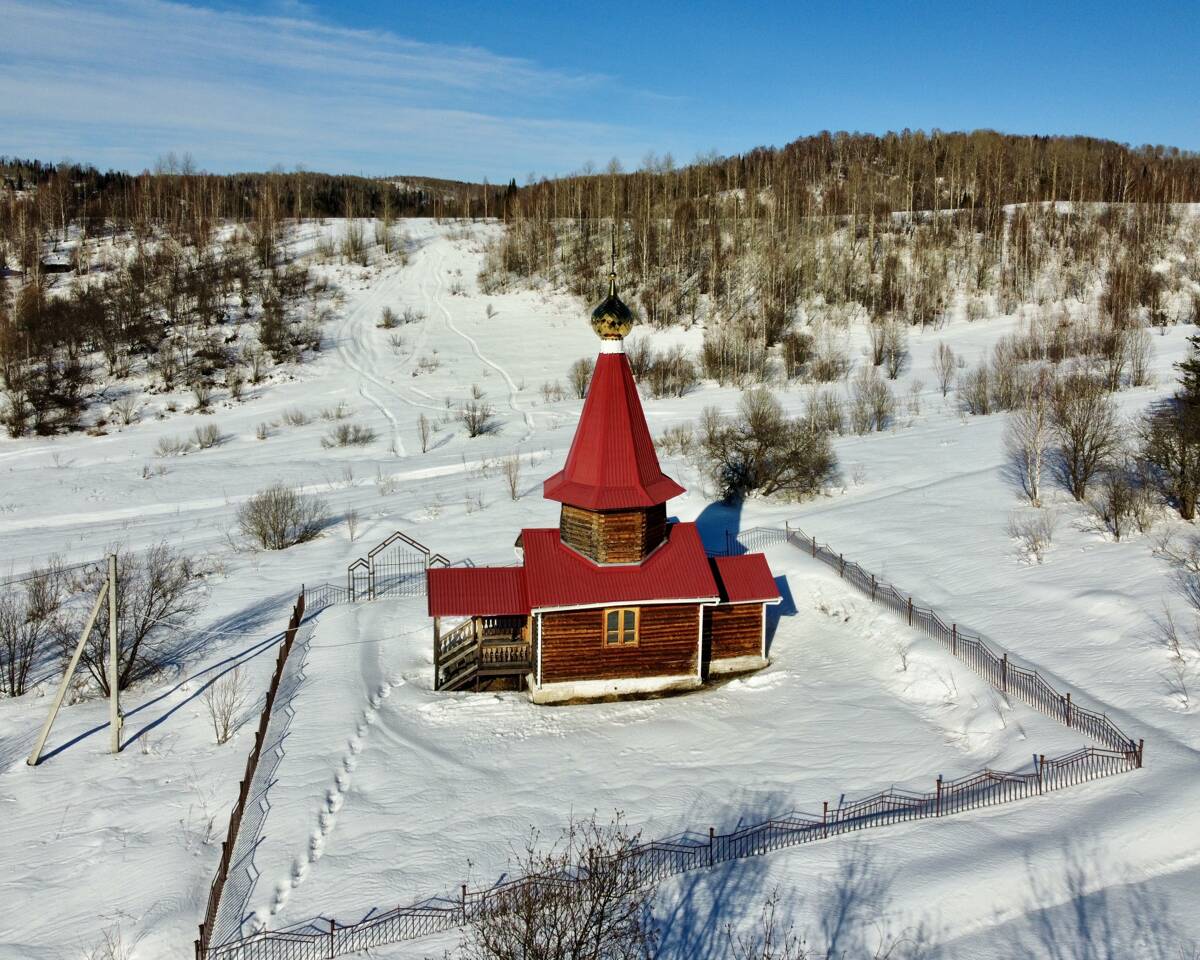 Церковь Димитрия Донского, Кедровка (Таштагольский район, Кемеровская область). дополнительная информация, Территория храма с юга