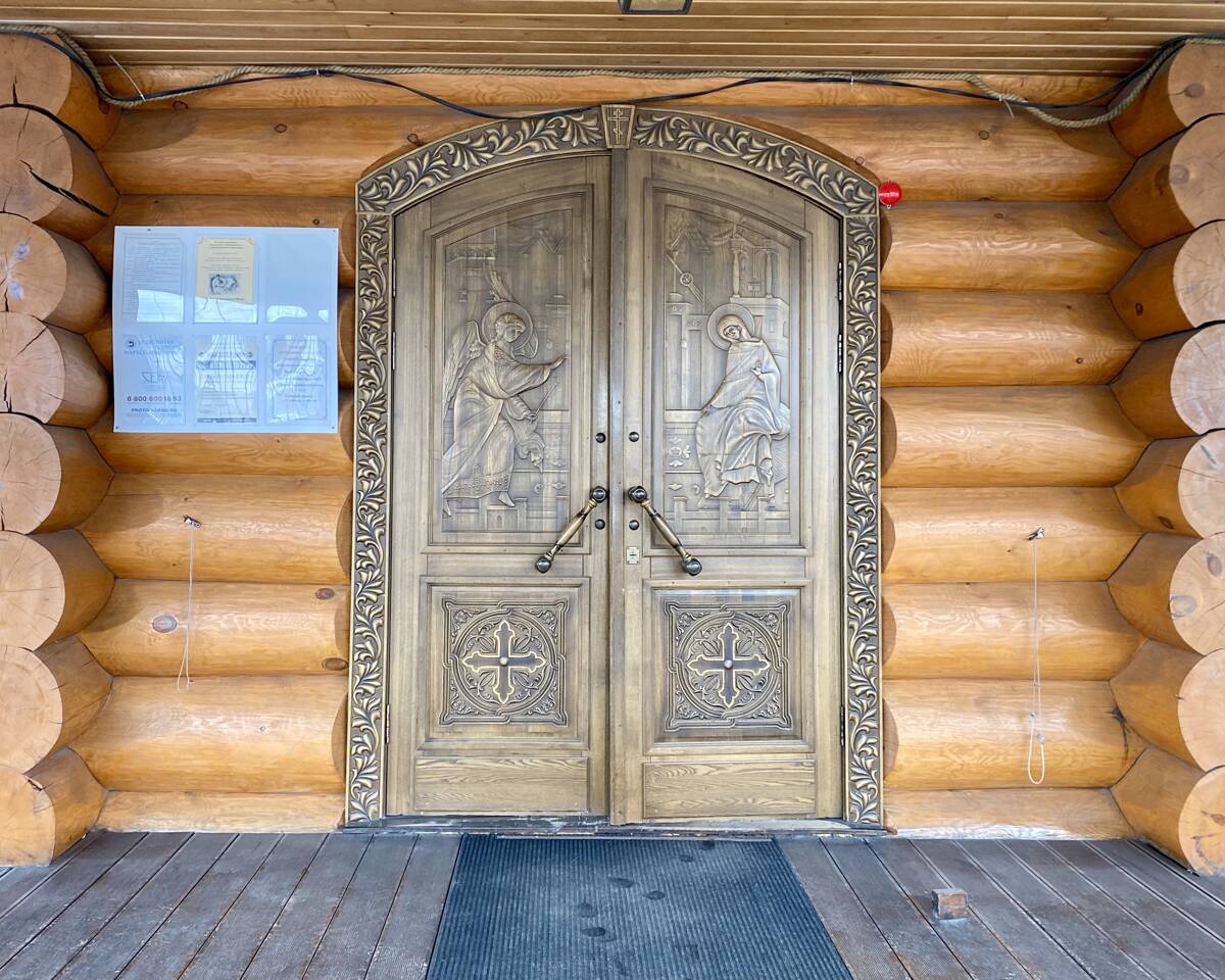 Церковь Благовещения Пресвятой Богородицы, Ленинск-Кузнецкий (Ленинск-Кузнецкий район и г. Ленинск-Кузнецкий, Кемеровская область). дополнительная информация, Резаный двери в храм