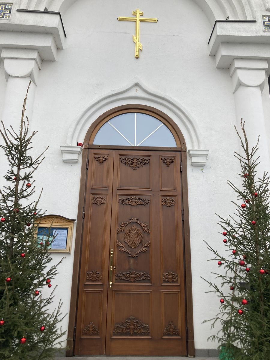 Вход в храм, архитектурные детали. Церковь Андрея Первозванного, Злобино (Заокский район, Тульская область)