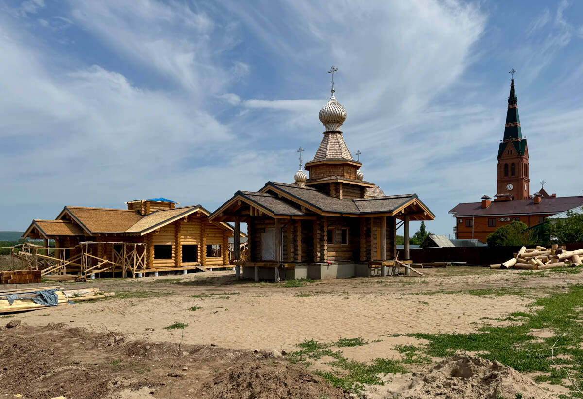 Неизвестная церковь, Зоркино (Марксовский район, Саратовская область). общий вид в ландшафте, Вид с юго-запада, строящееся здание слева - вторая церковь (?), шпиль справа - лютеранской кирхи