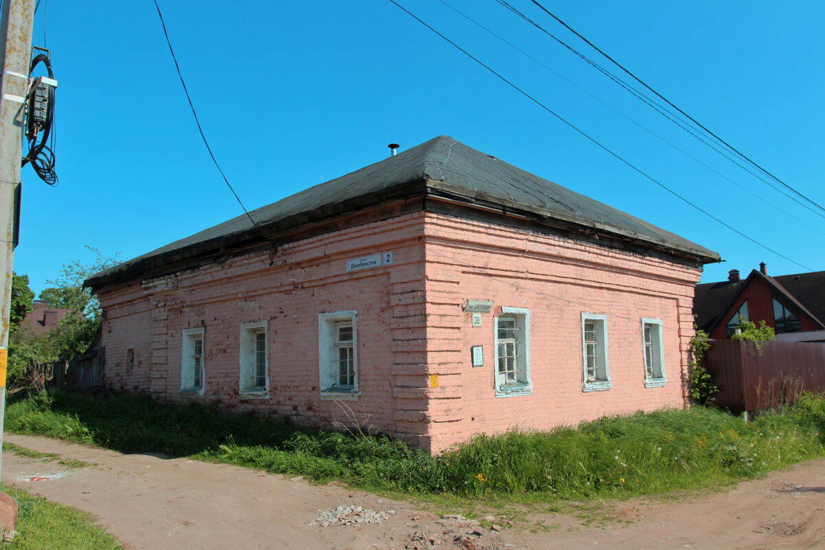Неизвестная часовня, Рыбинск (Рыбинск, город, Ярославская область). фасады, Угловое здание Петровского монастыря