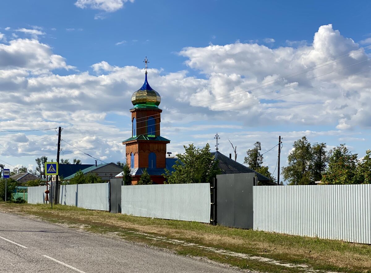 Церковь Николая Чудотворца (временная), Чуфарово (Майнский район, Ульяновская область). общий вид в ландшафте, Общим забором обнесены все три церкви
