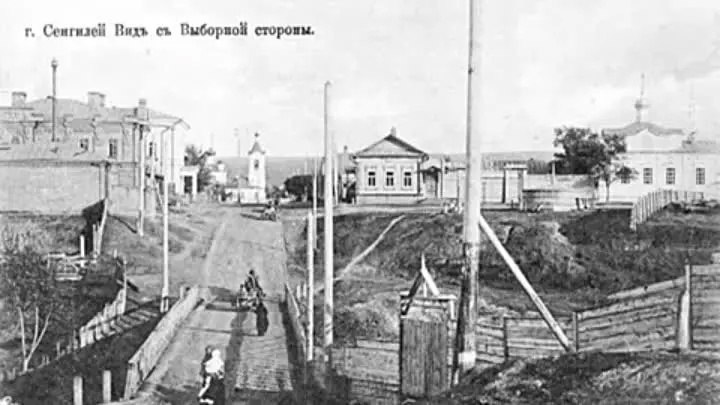 Неизвестная молельня, Сенгилей (Сенгилеевский район, Ульяновская область). архивная фотография, Открытка начала ХХ века (молельня справа)