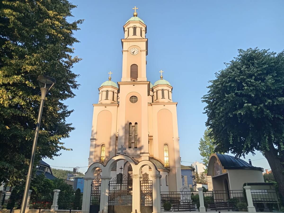 Собор Успения Пресвятой Богородицы, Тузла (Босния и Герцеговина, Прочие страны). фасады