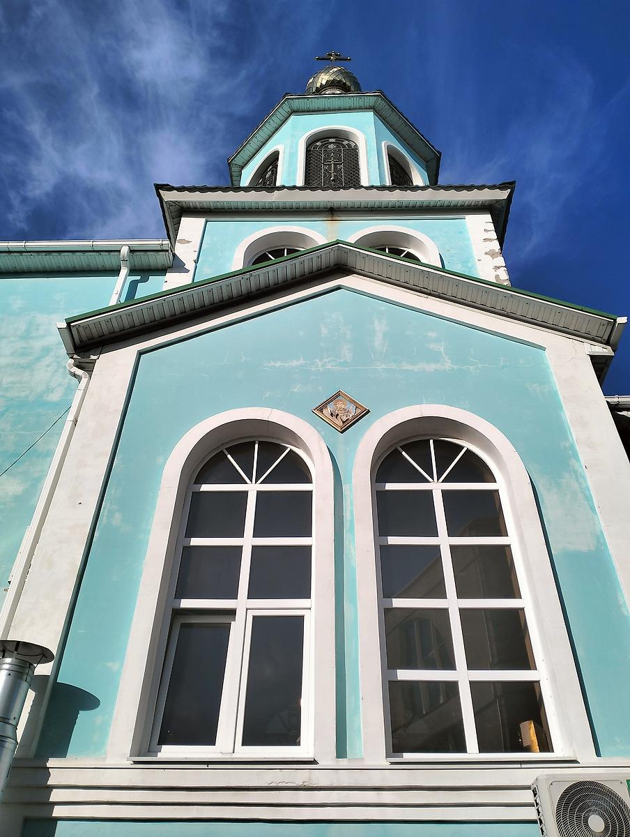 Фрагмент западного фасада, фасады. Церковь Серафима Саровского, Лазаревское (Сочи, город, Краснодарский край)