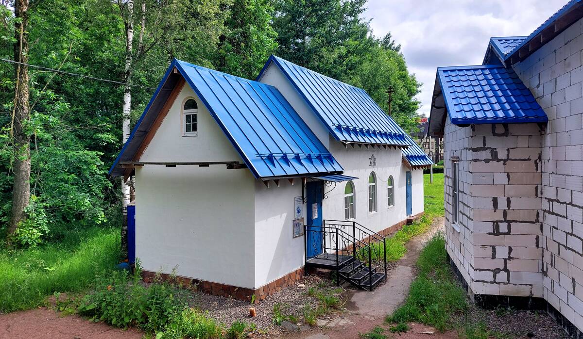 Церковь Покрова Пресвятой Богородицы (временная), Тельмана им., посёлок (Тосненский район, Ленинградская область). фасады