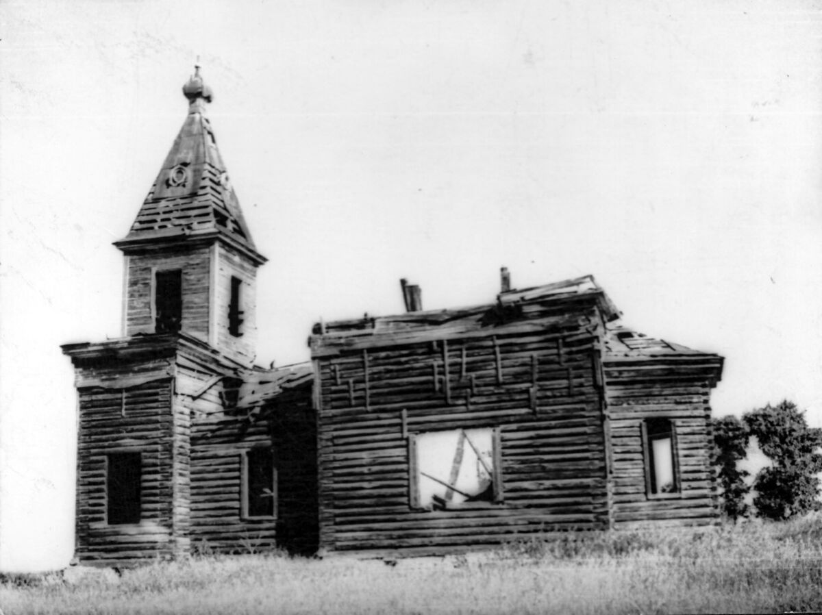 Покровский мужской монастырь, Самохвалово (Муромцевский район, Омская область). архивная фотография, Покровская церковь в селе Самохвалово (до реставрации). С 1992 года стала именоваться монастырем во имя Покрова Пресвятой Богородицы. Сгорела в 2007 году, потом вместо нее был построен новый храм.