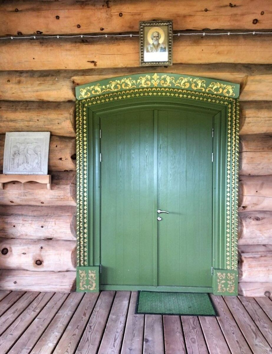 Церковь Николая Чудотворца, Новотырышкино (Смоленский район, Алтайский край). архитектурные детали, Главный вход в храм