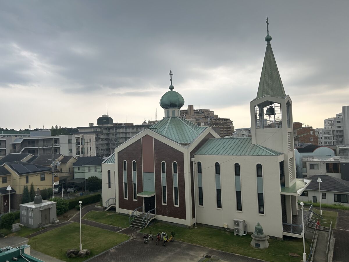 Церковь Покрова Пресвятой Богородицы, Суйта (Япония, Прочие страны). общий вид в ландшафте, Покровская церковь. Фото прот. А. Берташа.