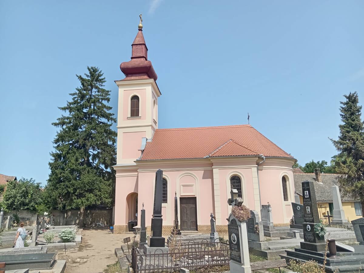 Церковь Рождества Пресвятой Богородицы на Малом православном кладбище, Сомбор (АК Воеводина, Западно-Бачский округ, Сербия). фасады