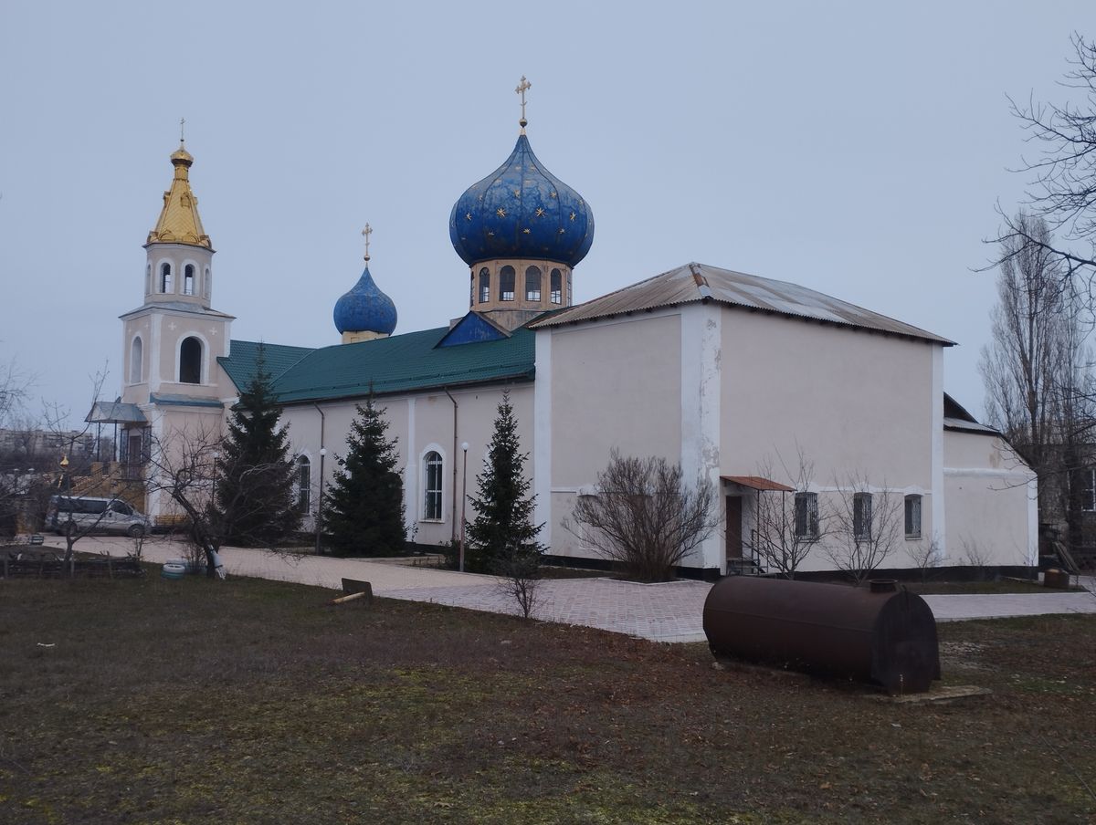 Вид с юго-запада, общий вид в ландшафте. Церковь Петра и Павла, Первомайск (Первомайск, город, Украина, Луганская область)
