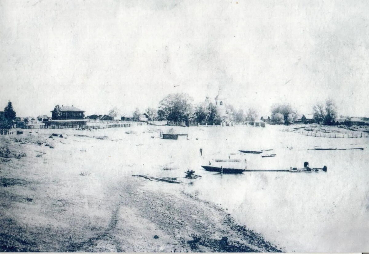 Церковь Троицы Живоначальной (старая), Велетьма (Кулебакский район, Нижегородская область). архивная фотография, Вид на церковь с набережной Велетьминского пруда. Начало 20-го века. Фото сообщества 