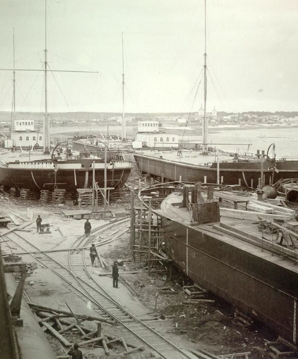 Церковь Сергия Радонежского (старая), Навашино (Навашинский район, Нижегородская область). архивная фотография, Вид на церковь с верфи. Начало XX века. Фото с сайта https://xn--80aabjhkiabkj9b0amel2g.xn--p1ai/city/navashino-202