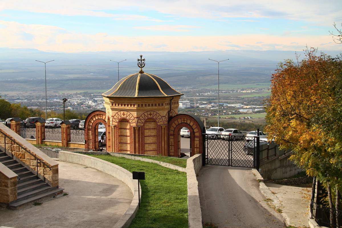 Успенский Второафонский монастырь. Часовня Гавриила Архангела, Лермонтов (Лермонтов, город, Ставропольский край). общий вид в ландшафте