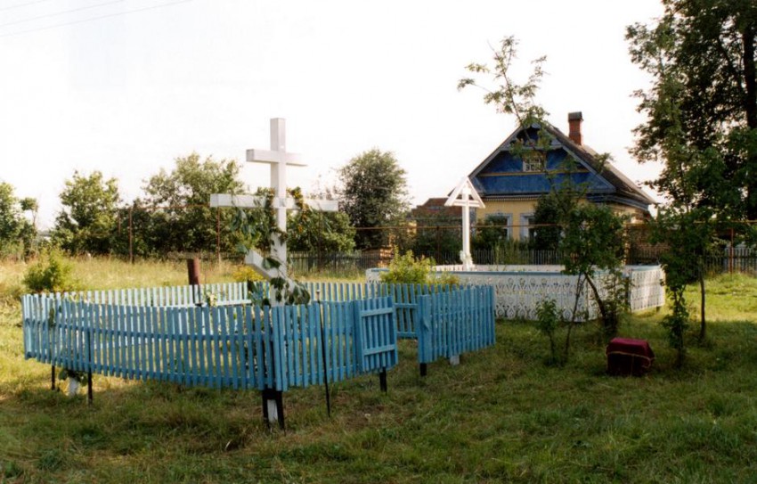 Успения Пресвятой Богородицы (старая) церковь, Крутец (Александровский район, Владимирская область). дополнительная информация, памятные кресты установленные на месте разрушенной церкви и предполагаемого захоронения С. Нилуса.