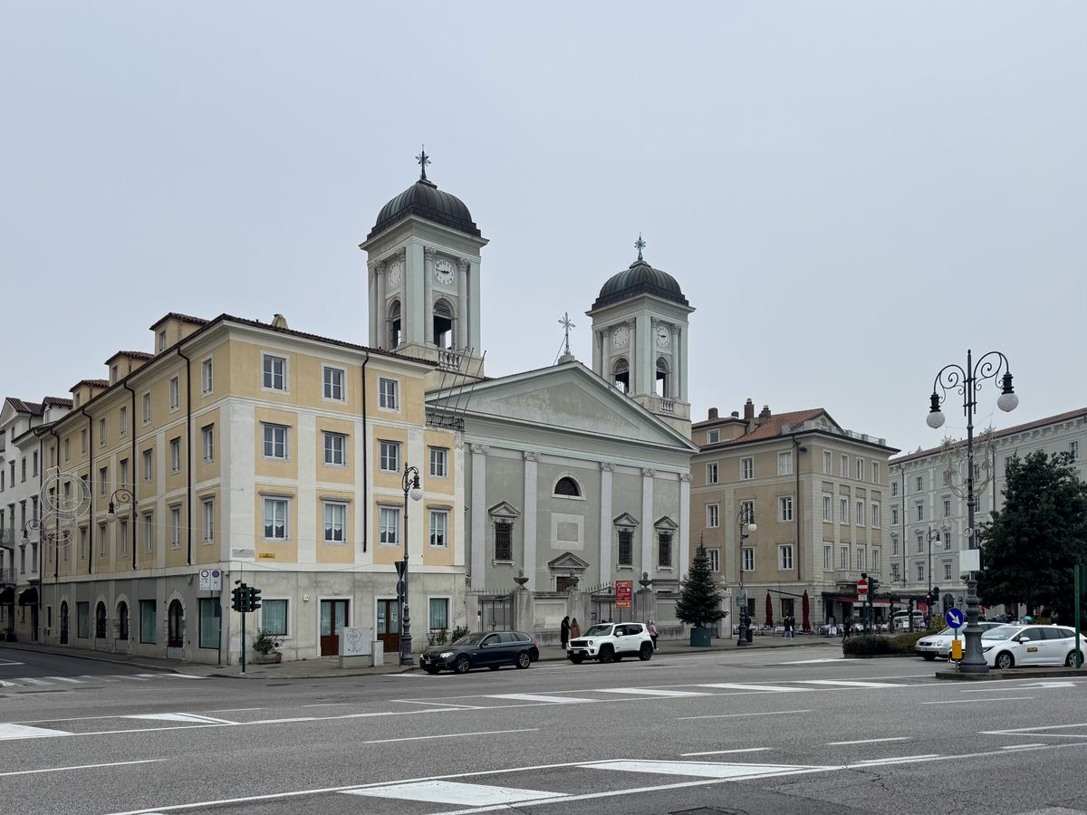 Церковь Николая Чудотворца, Триест (Италия, Прочие страны). общий вид в ландшафте, Вид через ул. 3 ноября