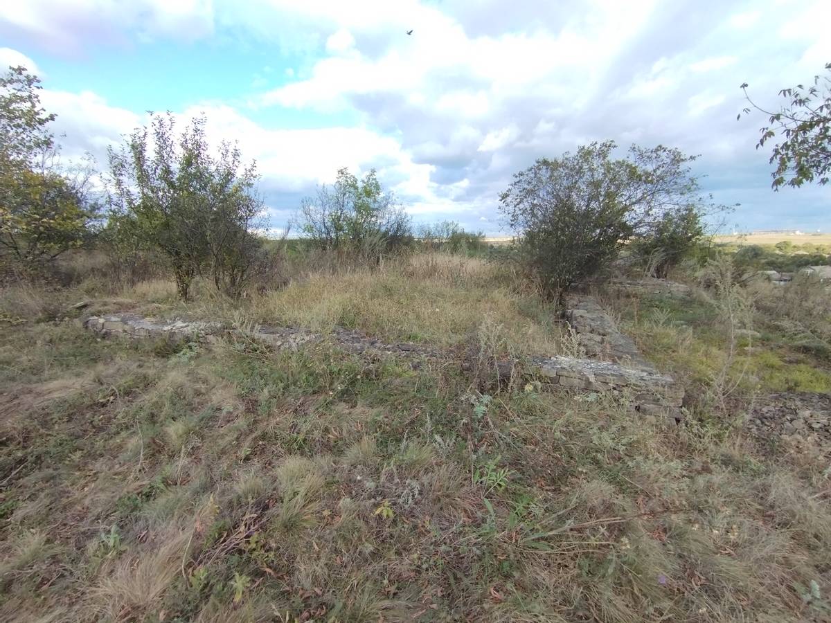 Фундамент, вид с юга, дополнительная информация. Церковь Усекновения главы Иоанна Предтечи, Калиново (Попаснянский район, Украина, Луганская область)