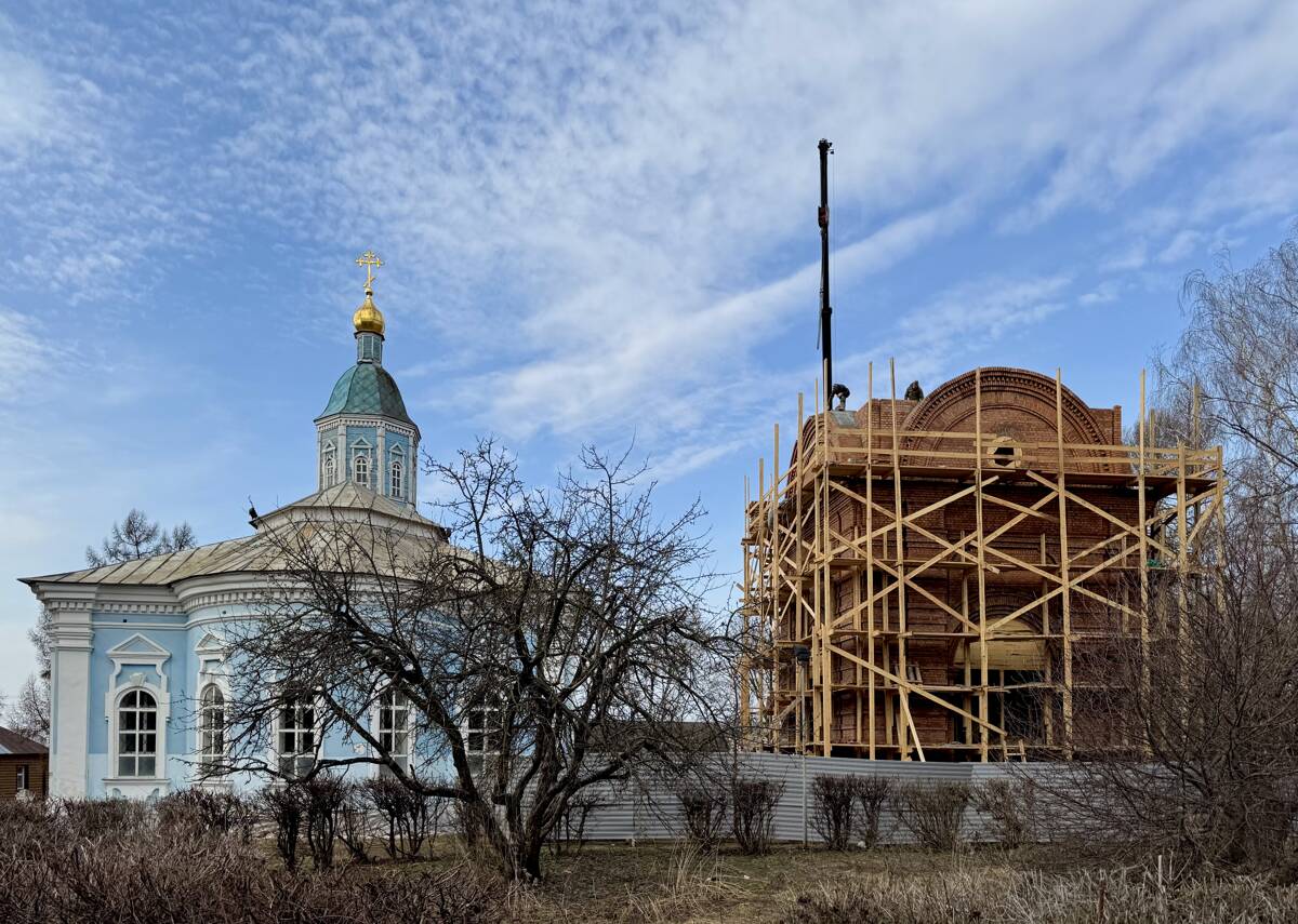 Церковь Троицы Живоначальной (новая), Арзамас (Арзамасский район и г. Арзамас, Нижегородская область). документальные фотографии, Знаменская церковь и строящаяся колокольня