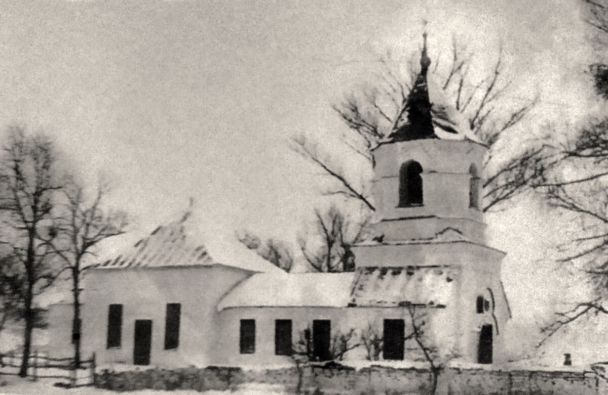 Церковь Покрова Пресвятой Богородицы, Анновка (Перевальский район, Украина, Луганская область). архивная фотография, Церковь с северной стороны. Середина 20 в., фото со стенда Дома культуры пос. Анновка. 