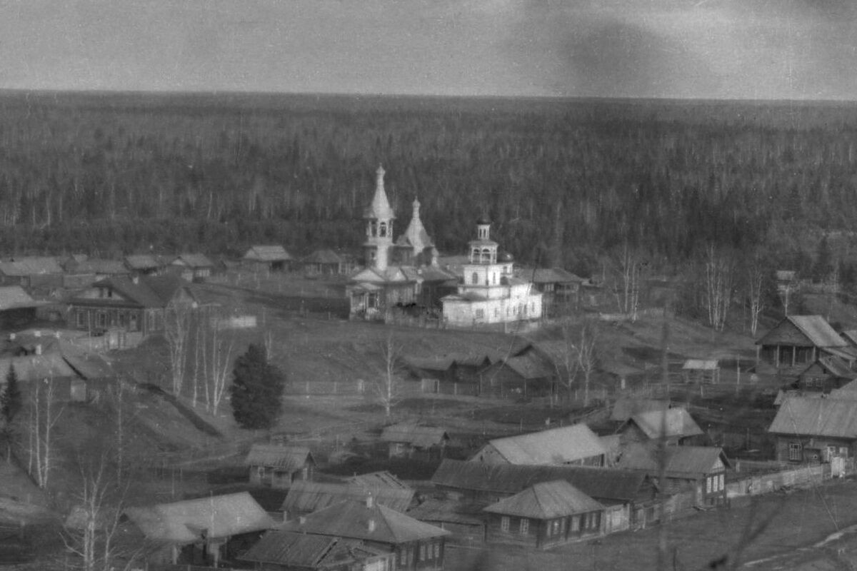 Церковь Никиты Исповедника, Ивдель (Ивдель (Ивдельский ГО и ГО Пелым), Свердловская область). архивная фотография, Старая и новая церкви. Старинное фото из фондов Ивдельского историко-этнографического музея