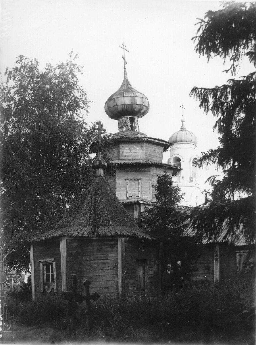Часовня на месте сгоревшей Тихвинской церкви, Часовенская (Волховский район, Ленинградская область). архивная фотография, Старинное фото. Часовня - на переднем плане, за ней - деревянная и каменная Воздвиженские церкви