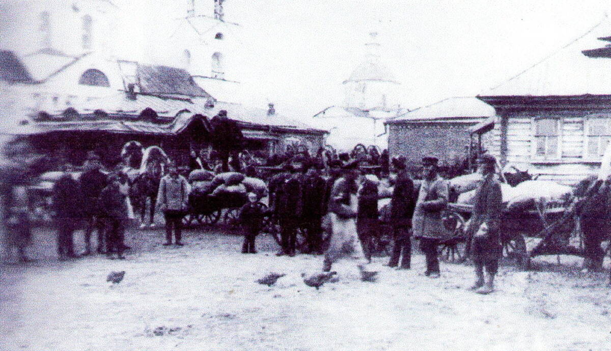 Рождественская (слева) и Покровская (справа) церкви. Начало XX в. https://vk.com/album-191854128_270281918, архивная фотография. Церковь Рождества Христова, Перевоз (Перевозский район, Нижегородская область)